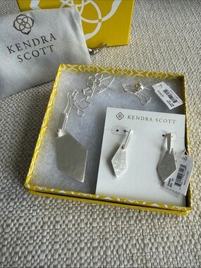 NWT: Original Kendra Scott Necklace & Earring Set